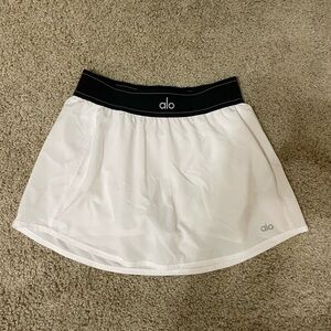 Alo Yoga White Match Point skirt!!